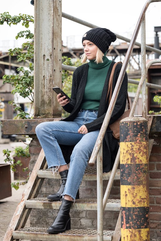 Knit Factory Luna Gebreid Vest Zwart - Gebreide dames cardigan - Middellang vest reikend tot boven de knie - Zwart damesvest gemaakt uit 30% wol en 70% acryl - 40/42 - Met steekzakken