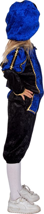 Zijaanzicht van een kind in een blauw-zwart fluwelen Pietenpak met gouden boorden en een baret.