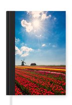 Notitieboek - Schrijfboek - Indrukwekkend tulpenveld in Nederland - Notitieboekje klein - A5 formaat - Schrijfblok