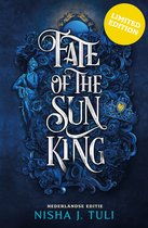 Boekcover met 'FATE OF THE SUN KING' in grote letters, omringd door blauwe rozen en een kroon.