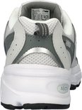 Achterkant van een grijze New Balance sneaker met 'ABZORB' op de zool.