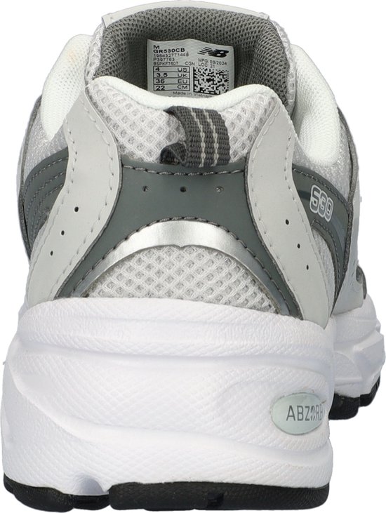 Achterkant van een grijze New Balance sneaker met 'ABZORB' op de zool.