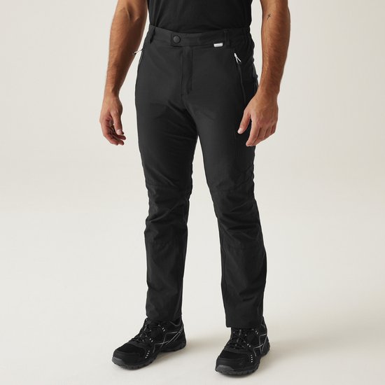 Man draagt een zwarte outdoorbroek met ritszakken en knoopsluiting.