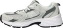 New Balance 530 sneaker in lichtgrijs met witte en donkergrijze overlays, witte veters en zool.