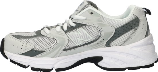New Balance 530 sneaker in lichtgrijs met witte en donkergrijze overlays, witte veters en zool.