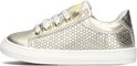 Gouden leren sneaker met perforaties en witte veters.