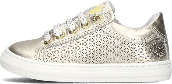 Gouden leren sneaker met perforaties en witte veters.