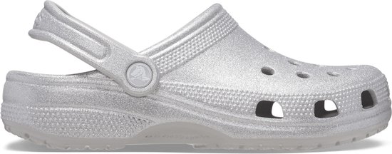 Zilveren glitter Crocs clog met draaibare band en ventilatiegaten, zijaanzicht.