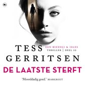 De cover van de thriller 'De laatste sterft' van Tess Gerritsen met een close-up van een vrouw en een silhouet van een figuur in een deuropening.