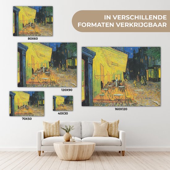 Een woonkamer met een bank en een muur met een schilderij van een terras 's avonds. Verschillende maten zijn zichtbaar.