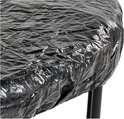 Detailopname van de zwarte EXIT trampoline afdekhoes, met kreukels en zichtbare rand.