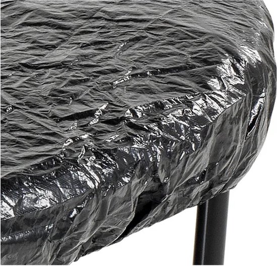 Detailopname van de zwarte EXIT trampoline afdekhoes, met kreukels en zichtbare rand.
