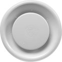 Witte ronde ventilator met schaalverdeling, embleem en centrale schijf.