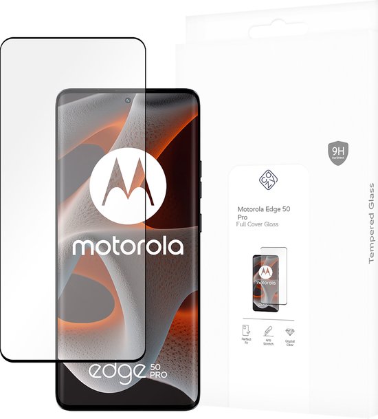 Cazy screenprotector naast de verpakking en op de Motorola Edge 50 Pro.