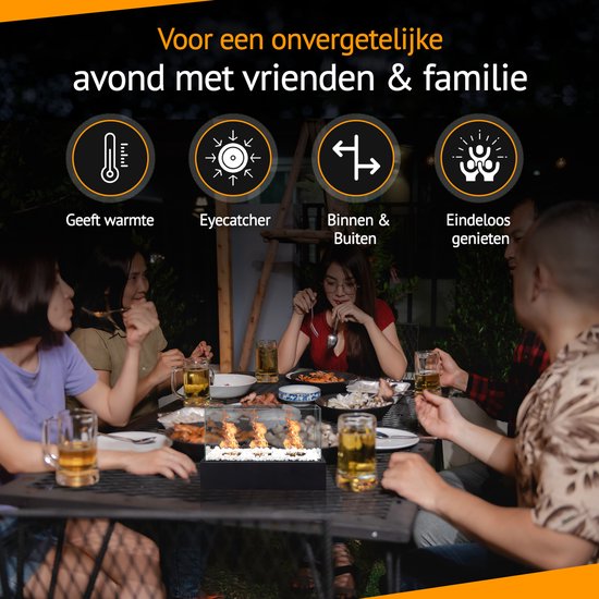 Een groep vrienden en familie die rond een tafel zitten, met een sfeerhaard in het midden. Tekst: Voor een onvergetelijke avond met vrienden & familie