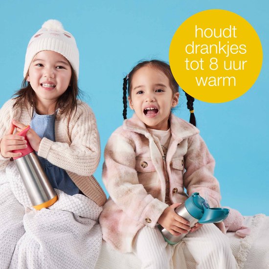 Twee lachende meisjes met winterkleding en mutsen, elk met een roestvrijstalen drinkfles. Een roze/oranje, de ander groen/petrol.