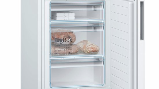 Diepvrieslades van de koel-vriescombinatie met "BigBox" en ingepakt vlees.