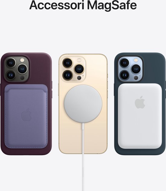 Drie iPhones met MagSafe accessoires: paars hoesje met portemonnee, goudkleurig met oplader, donkergroen met batterij.