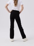 Meisje van achteren gezien, met zwarte flared jeans en witte sneakers.