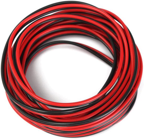 Een opgerolde zwarte en rode luidsprekerkabel op een witte achtergrond.