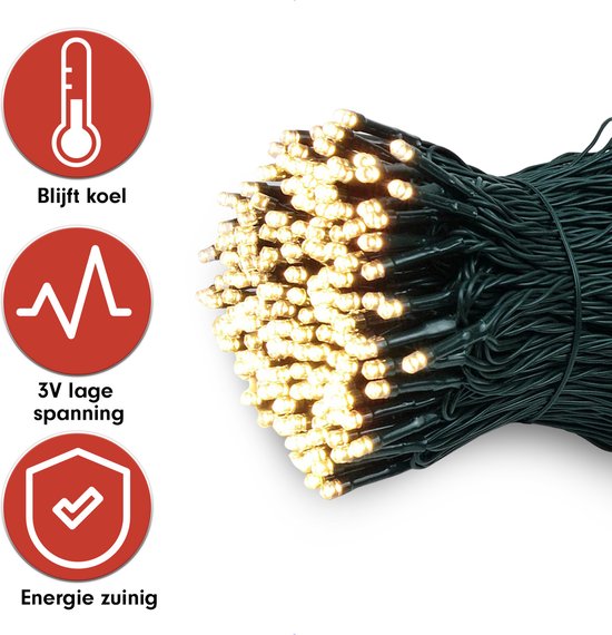 Gedetailleerde opname van een bundel warme witte LED-lichtjes op een donkere kabel. Iconen tonen 'blijft koel', '3V lage spanning' en 'energie zuinig'.