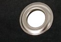 Detail van een metalen ring (eyelet) in een zwarte parasolhoes.