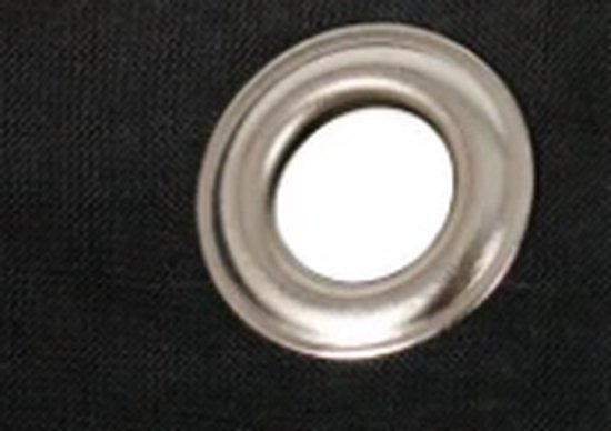 Detail van een metalen ring (eyelet) in een zwarte parasolhoes.