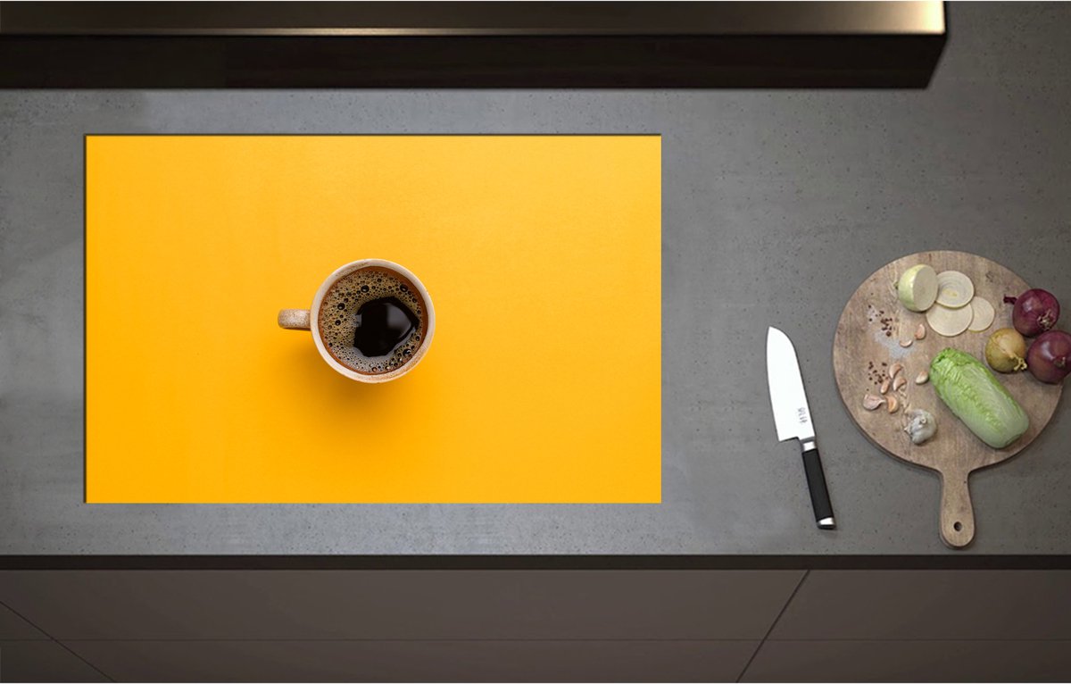 Inductieplaat Beschermer - Bovenaanzicht van Verse Kop Koffie op Okergele Ondergrond - 80x52 cm - 2 mm Dik - Inductie Beschermer - Bescherming Inductiekookplaat - Kookplaat Beschermer van Wit Vinyl