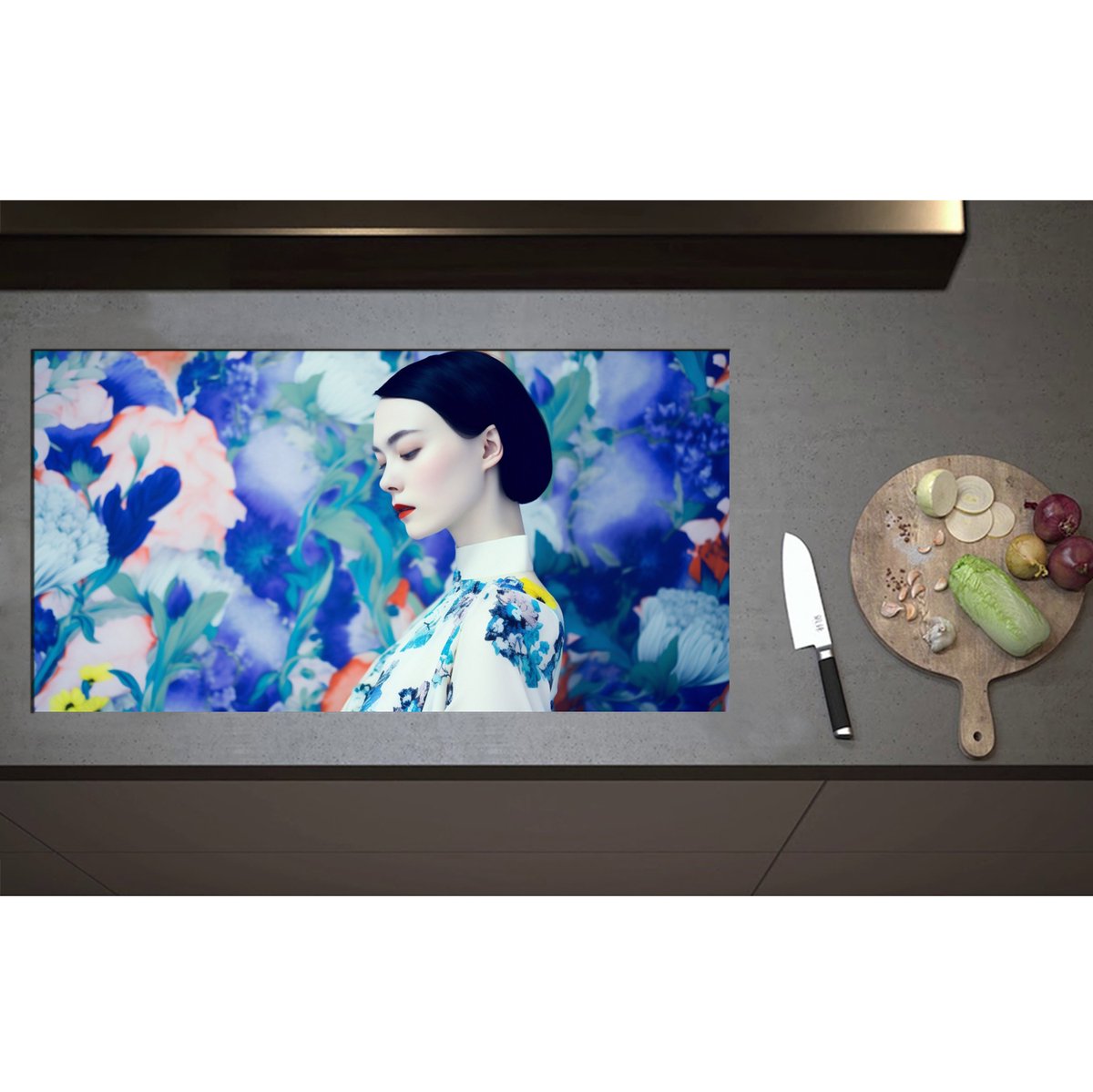 Inductieplaat Beschermer - Charmante Vrouw in Bloemenjurk tegen Muur met Bloemen Patroon - 95x50 cm - 2 mm Dik - Inductie Beschermer - Bescherming Inductiekookplaat - Kookplaat Beschermer van Zwart Vinyl