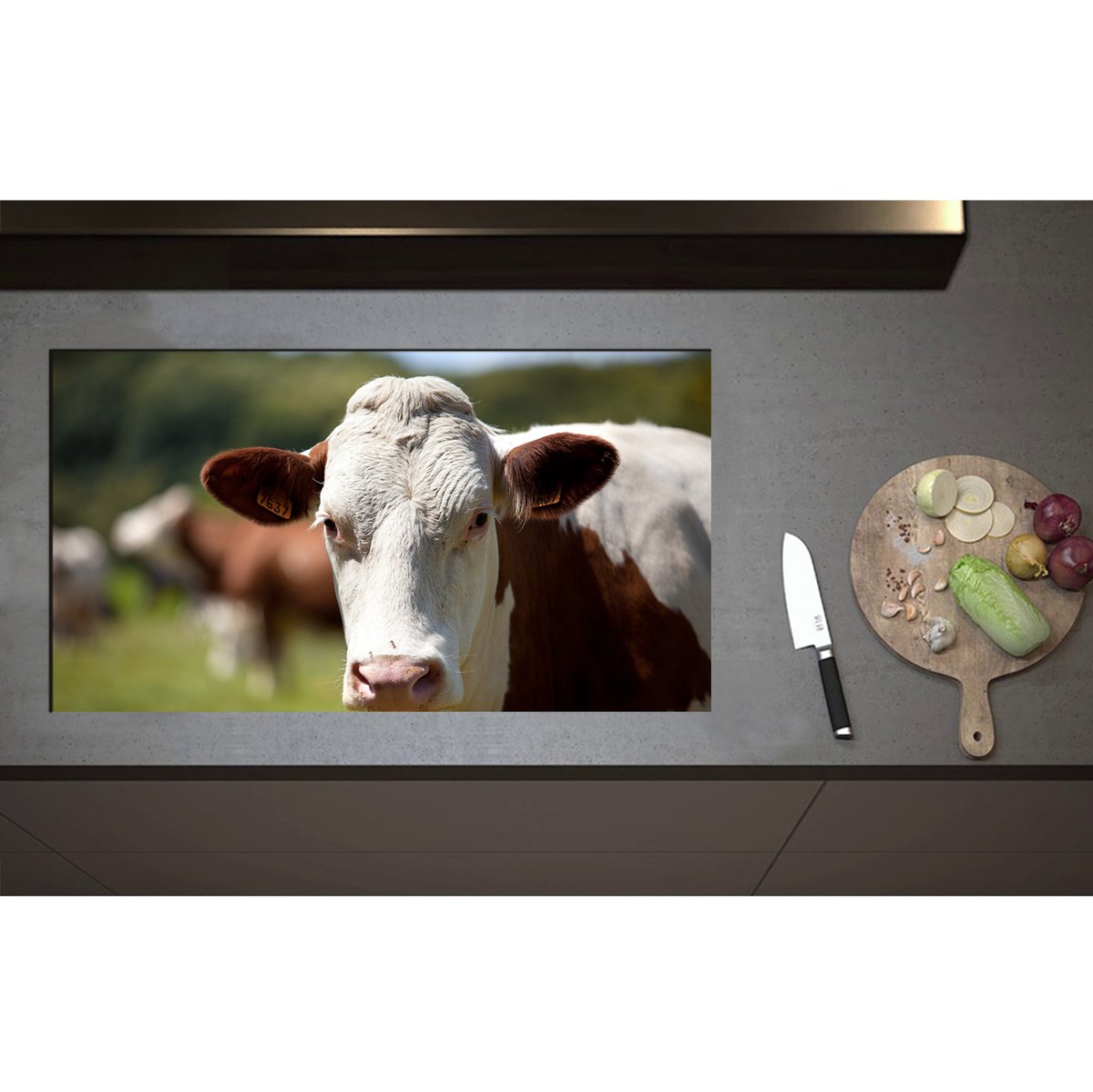Inductieplaat Beschermer - Bruin met Witte Koe bij Andere Koeien in de Wei - 90x50 cm - 2 mm Dik - Inductie Beschermer - Bescherming Inductiekookplaat - Kookplaat Beschermer van Wit Vinyl