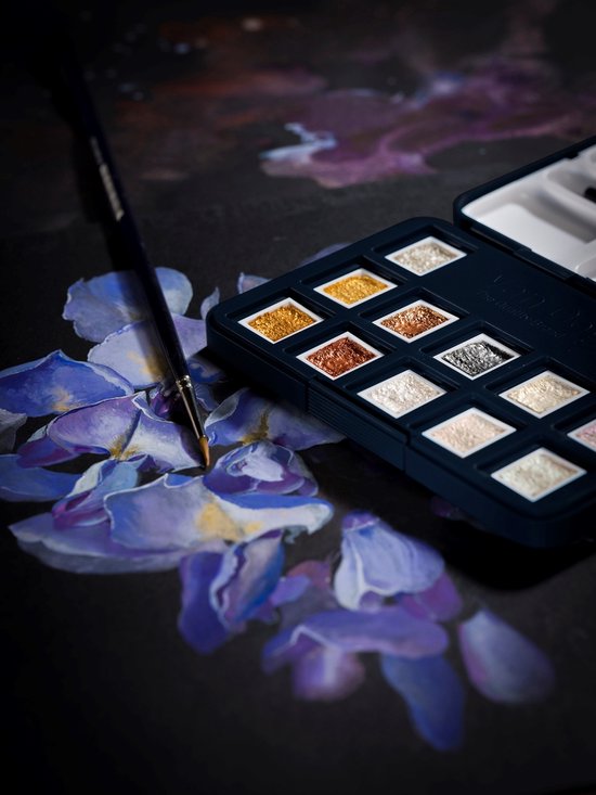 Open palet met 12 metallic en interference kleuren waterverf, naast een penseel en een aquarel van paarse irissen.
