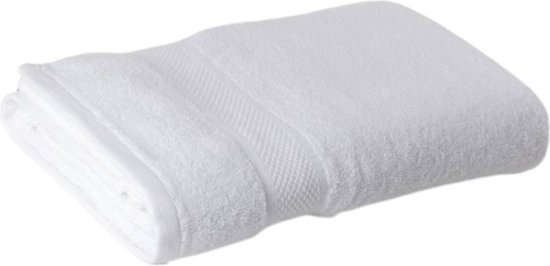Une seule serviette blanche et douce avec une bordure côtelée subtile.