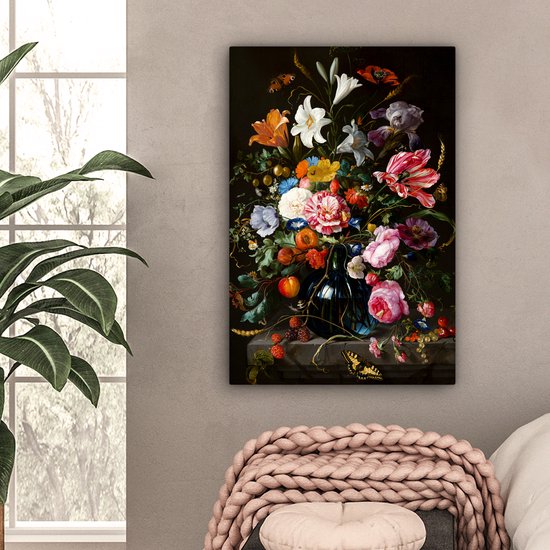 Une peinture sombre d'un vase bleu rempli de fleurs colorées, avec des fruits et des insectes, dans le style des maîtres anciens.