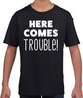 Here comes trouble tekst t-shirt zwart kids M (128-140)