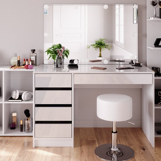 Coiffeuse blanche avec miroir, tiroirs, tabouret, étagère et décorations.