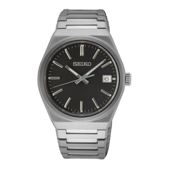 Seiko horloge met een zwarte wijzerplaat met horizontale lijnen, zilveren indexen en datumvenster.