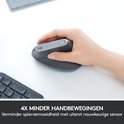 Main tenant la souris Logitech MX Vertical, avec texte '4x moins de mouvements de main'.