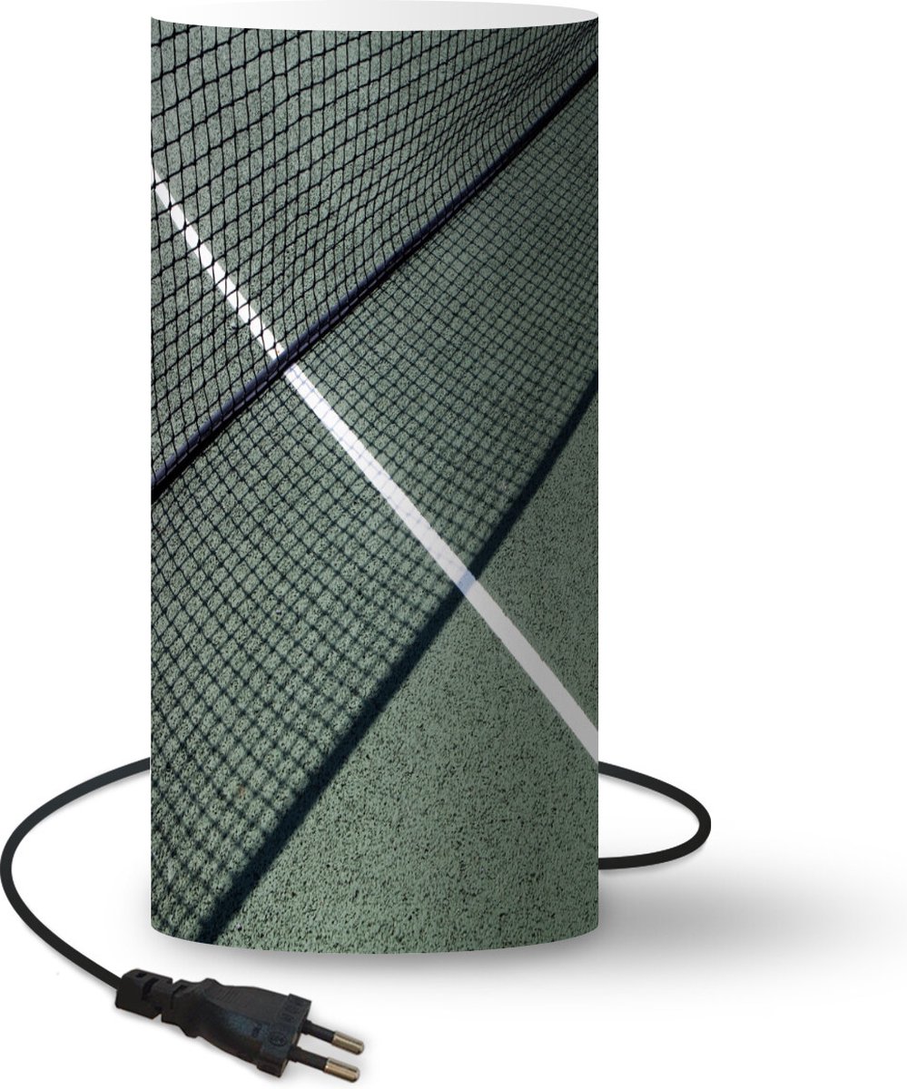 Lamp - Nachtlampje - Tafellamp slaapkamer - Tennisnet op een groen tennisveld - 33 cm hoog - Ø15.9 cm - Inclusief LED lamp
