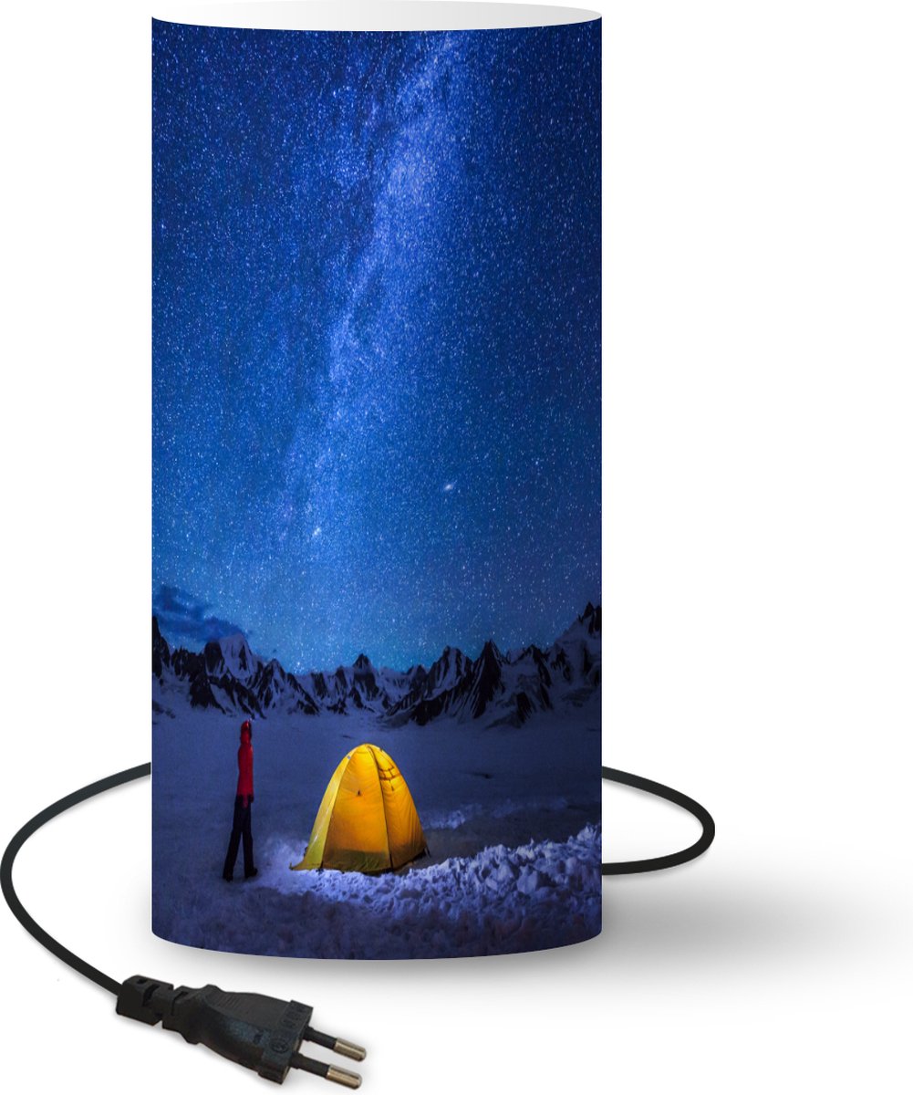 Lamp - Nachtlampje - Tafellamp slaapkamer - Een gele tent in de sneeuw tijdens de nacht - 33 cm hoog - Ø15.9 cm - Inclusief LED lamp