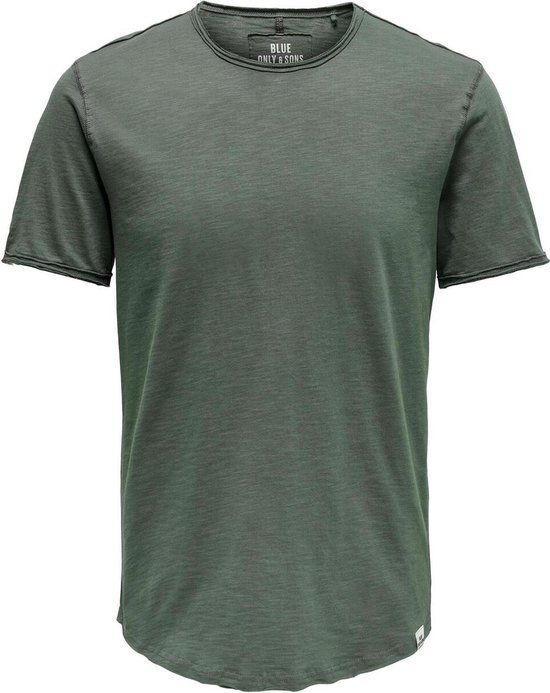 Voorkant van een olijfgroen t-shirt met korte mouwen, ronde hals en opgestikte naden.