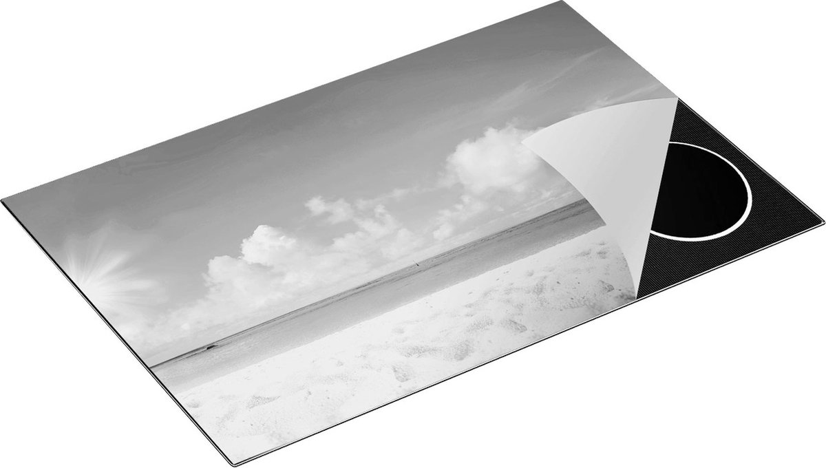 Chefcare Inductie Beschermer Strand en Zee met Helder Witte Zand - Zwart Wit - 80x52 cm - Afdekplaat Inductie - Kookplaat Beschermer - Inductie Mat