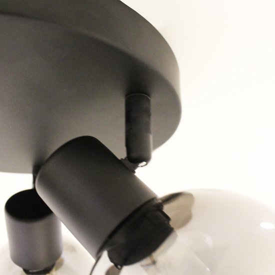 Zwarte plafondlamp met drie spots. De voet is rond en zwart. Twee spots zijn zichtbaar, schuin naar voren gericht.