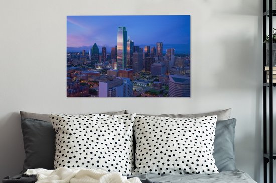 Le crépuscule du soir de Dallas au Texas avec un ciel violet Toile 90x60 cm - Tirage photo sur toile (Décoration murale salon / chambre)