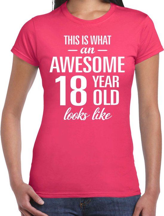 Fuchsia t-shirt met de tekst 'THIS IS WHAT AN AWESOME 18 YEAR OLD looks like' in het wit.