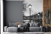 Behang - Fotobehang Amsterdam in de schemering - zwart wit - Breedte 180 cm x hoogte 280 cm