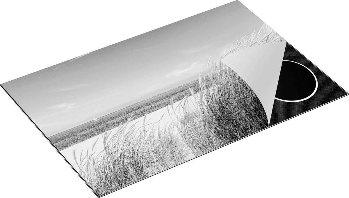 Chefcare Inductie Beschermer Strand en Zee met een Zeilboot - Zwart Wit - 81,2x52 cm - Afdekplaat Inductie - Kookplaat Beschermer - Inductie Mat