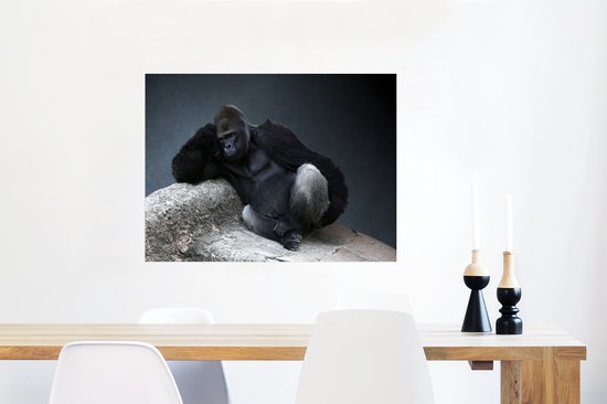 Poster A Gorilla reposant sur une pierre 80x60 cm - Tirage photo sur Poster (décoration murale salon / chambre) / Poster Animaux sauvages