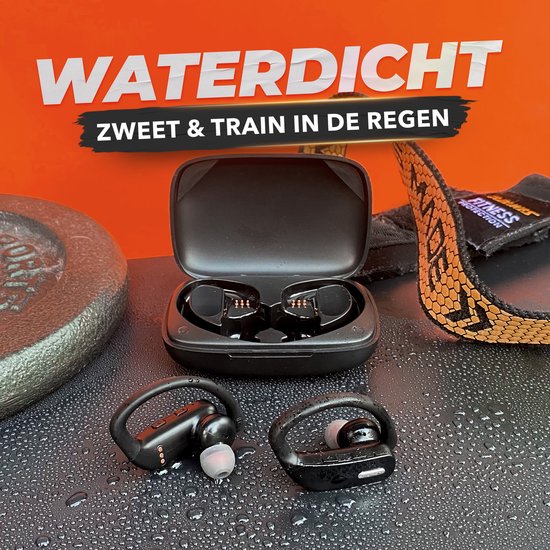 Zwarte sport oordopjes, een in de oplaadcase en twee ernaast, met waterdruppels.