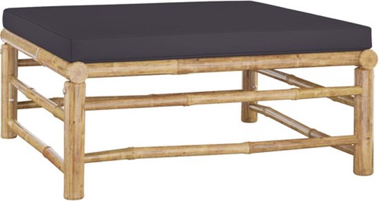 Een vierkante bamboe salontafel met een dik donkergrijs kussen. Afmetingen 65 x 65 x 30 cm.