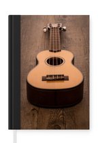 Notitieboek - Schrijfboek - Akoestische gitaar op een houten tafel - Notitieboekje klein - A5 formaat - Schrijfblok